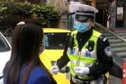 娱乐吃瓜酱交警小熊,交警小熊的娱乐吃瓜日常